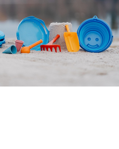 Ensemble de Jouets de Sable 7 en 1, Compact et Innovant, Seau Pliable de 3 Litres avec 6 Outils, Couleur Bleue, Référence 970244